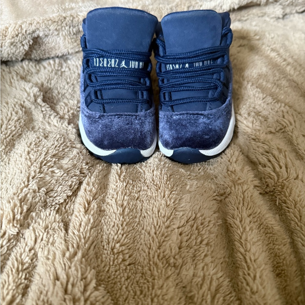 Air Jordan 11’s Midnight Navy Sneaker 4C